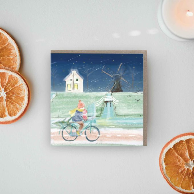 kerstkaart en nieuwjaarskaart met illustratie van ouder en kind op de fiets, tegen weer en wind, in idillysch nederlands landschap met molen en brintahuisje op de achtergrond