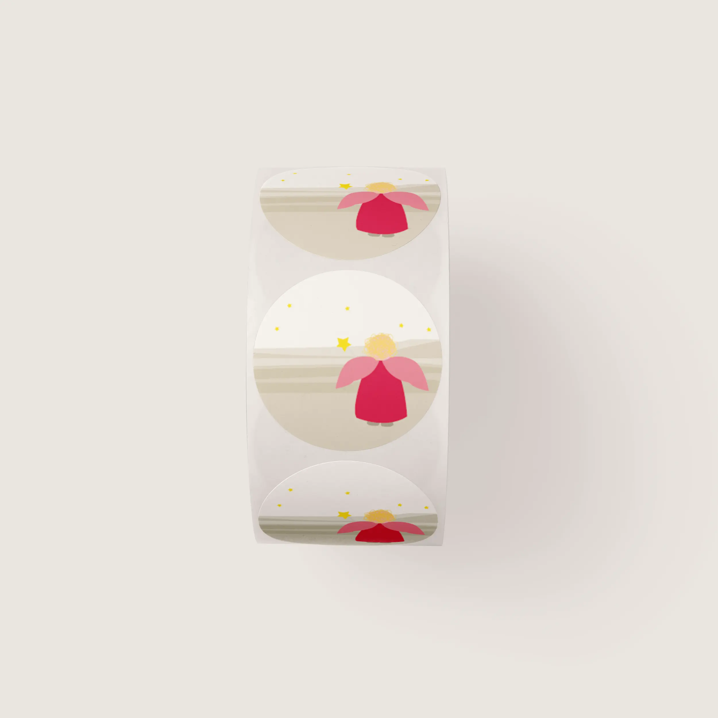 Sticker met lief engeltje in rode jurkje en roze vleugeltjes, onder fonkelende sterren