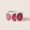 Sticker met de tekst ‘Fijne kerst’ in bordeaux en roze tinten met kerstillustraties