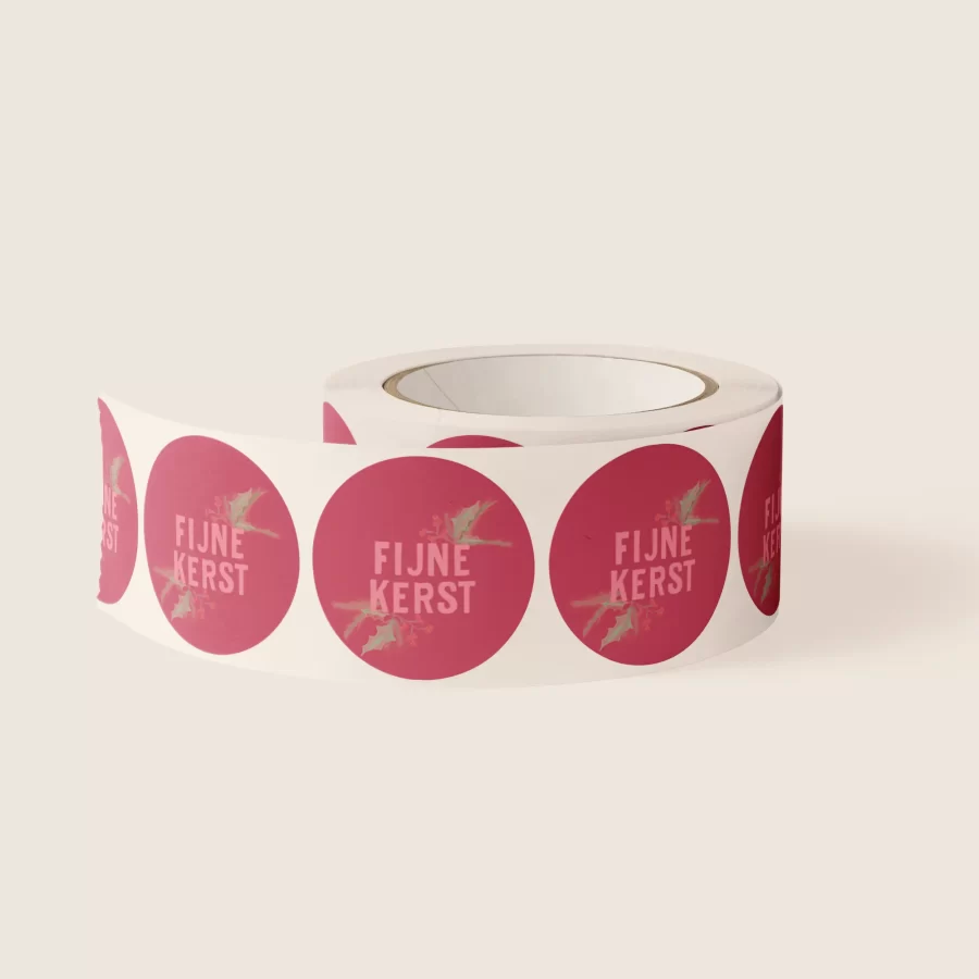 Kerstcadeau versierd met sticker ‘Fijne kerst’ in bordeaux en roze