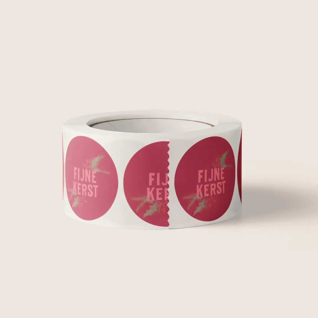 Sticker met de tekst ‘Fijne kerst’ in bordeaux en roze tinten met kerstillustraties
