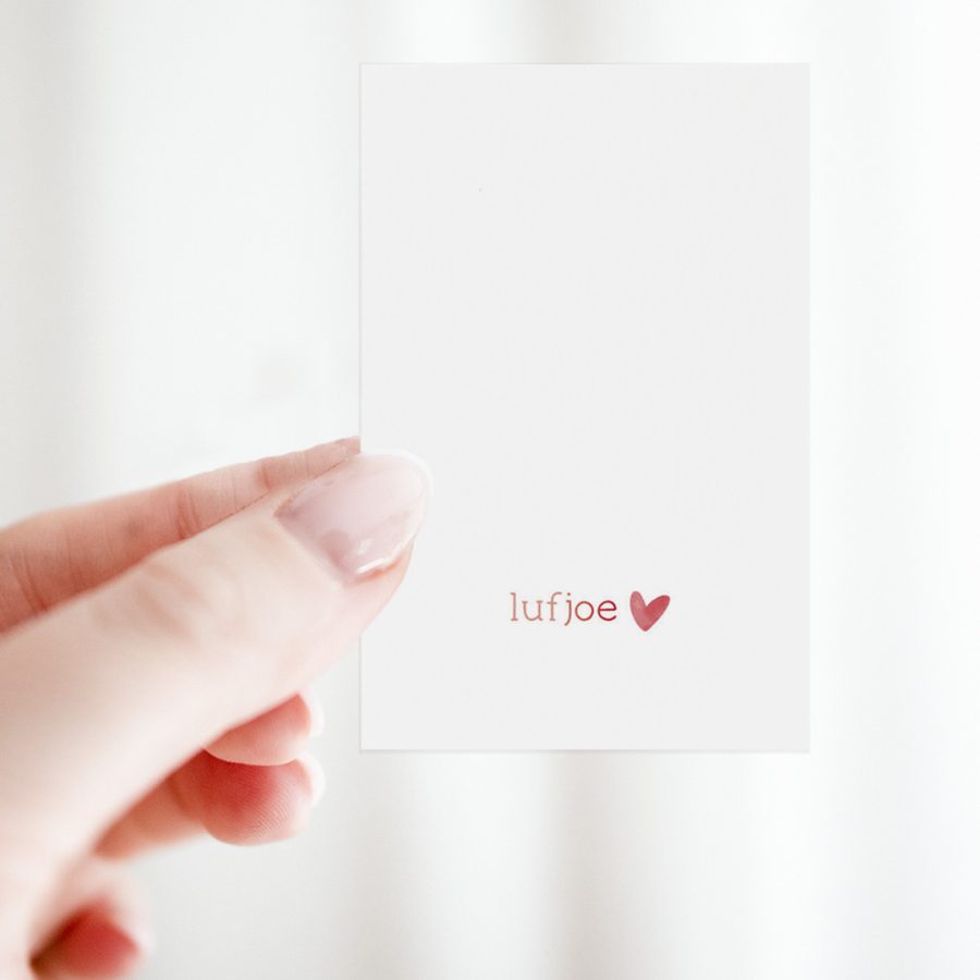 Grappig mini kaartje met de tekst ‘lufjoe’ in handgeschreven stijl