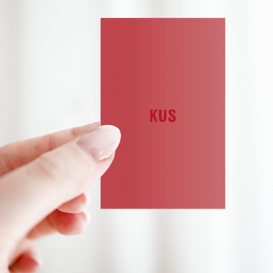 Bloemenkaartje met de tekst ‘kus’ in zachte typografie