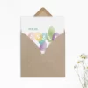 Vrolijk Pasen kaart in envelop, met witte bloemen op achtergrond