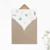 Wenskaart lente met bloemen, deels in envelop, witte bloemetjes als decor