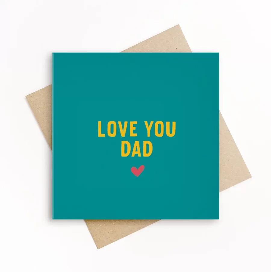 Groene wenskaart met gele tekst “Love You Dad” en klein rood hartje, vierkante vaderkaart van Grafiquelien