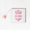 Duurzame wenskaart grafiquelien, vierkant, dubbele wenskaart met envelop, en rood-roze verjaardagsliedtekst happy birthday, met een cupidopijltje als fotografieprop