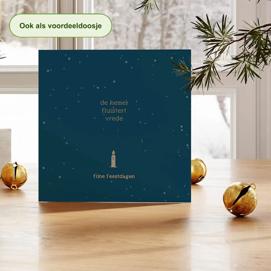 Kerstkaart tekst de hemel fluistert vrede met kaarsje, donkerblauw – duurzame kerstkaart Grafiquelien