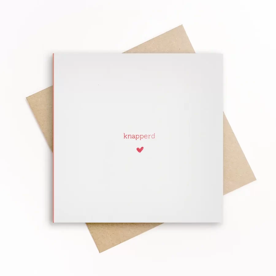 Minimalistische wenskaart met de tekst “knapperd” en een klein rood hartje op witte achtergrond