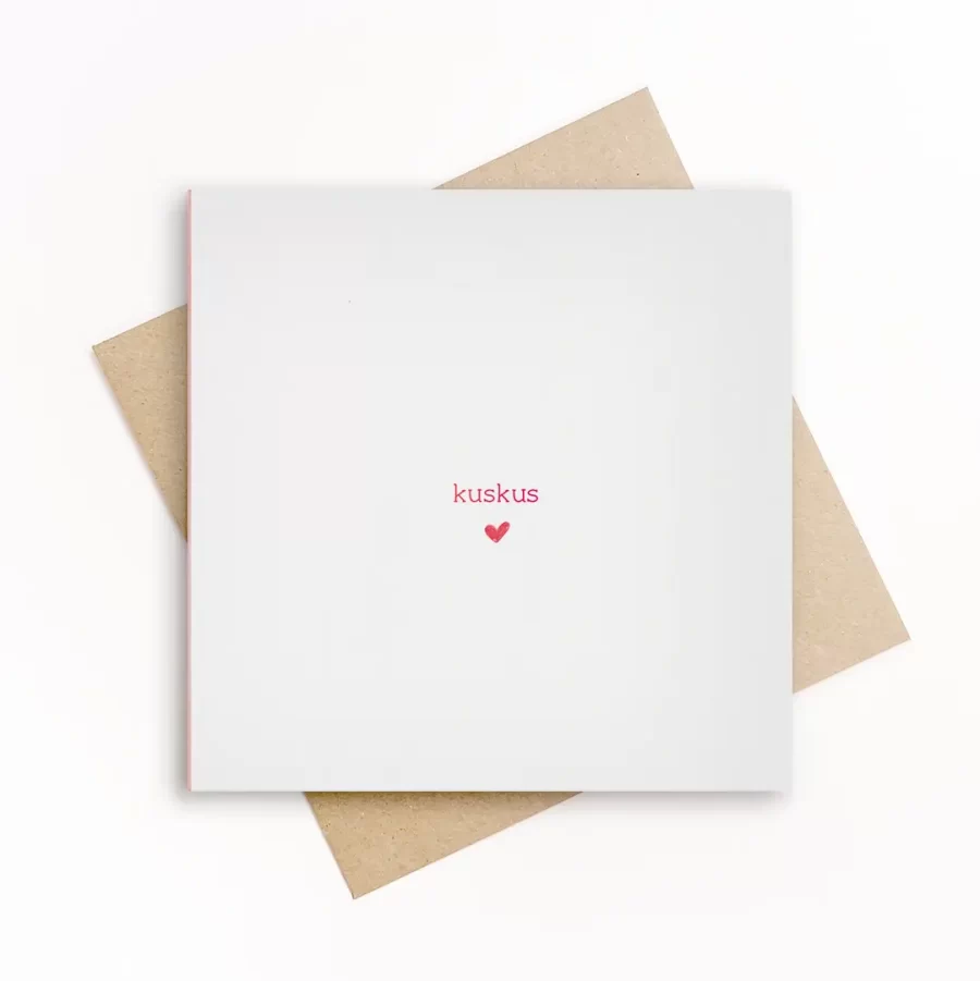 Eco-friendly wenskaart met de tekst “kuskus” en een klein rood hartje op een witte achtergrond