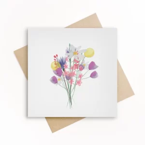 Eco-friendly wenskaart met een handgeschilderd plukboeket van kleurrijke bloemen op wit papier, inclusief kraft envelop.