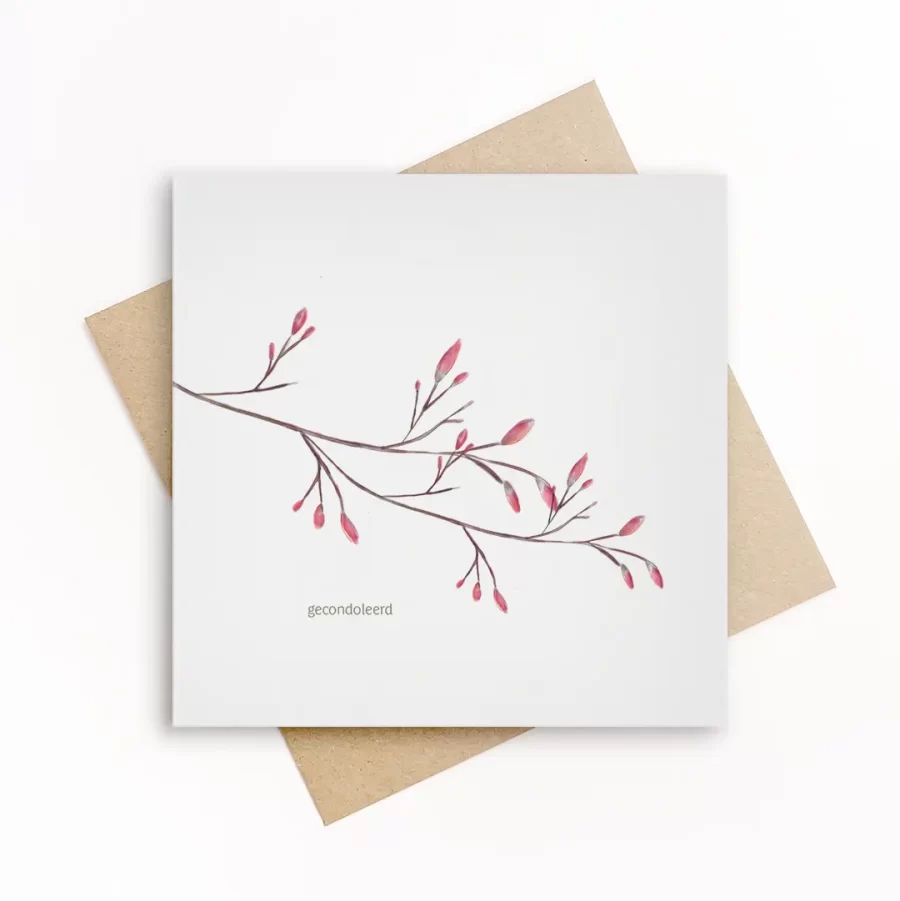 Eco-friendly condoleancekaart met een verfijnde tak met roze bloesemknoppen en de tekst gecondoleerd, op wit papier met kraft envelop.