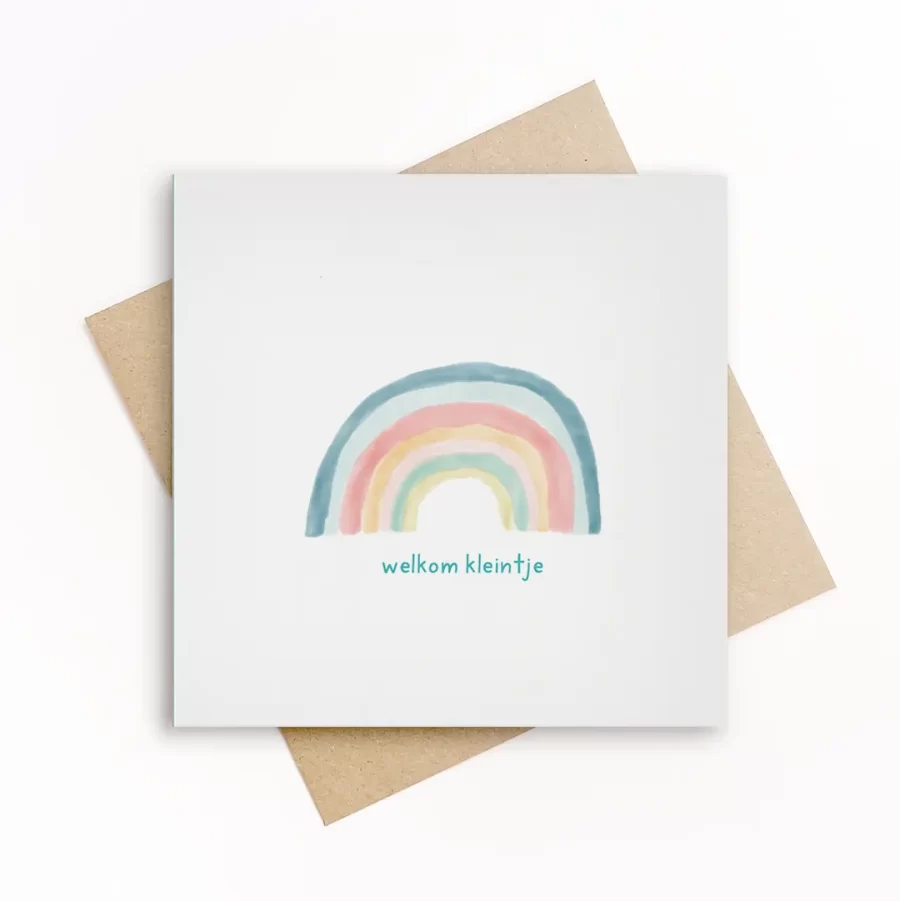 Eco-friendly geboortekaart met een zacht geïllustreerde pastelregenboog en de tekst welkom kleintje, op wit papier met kraft envelop.