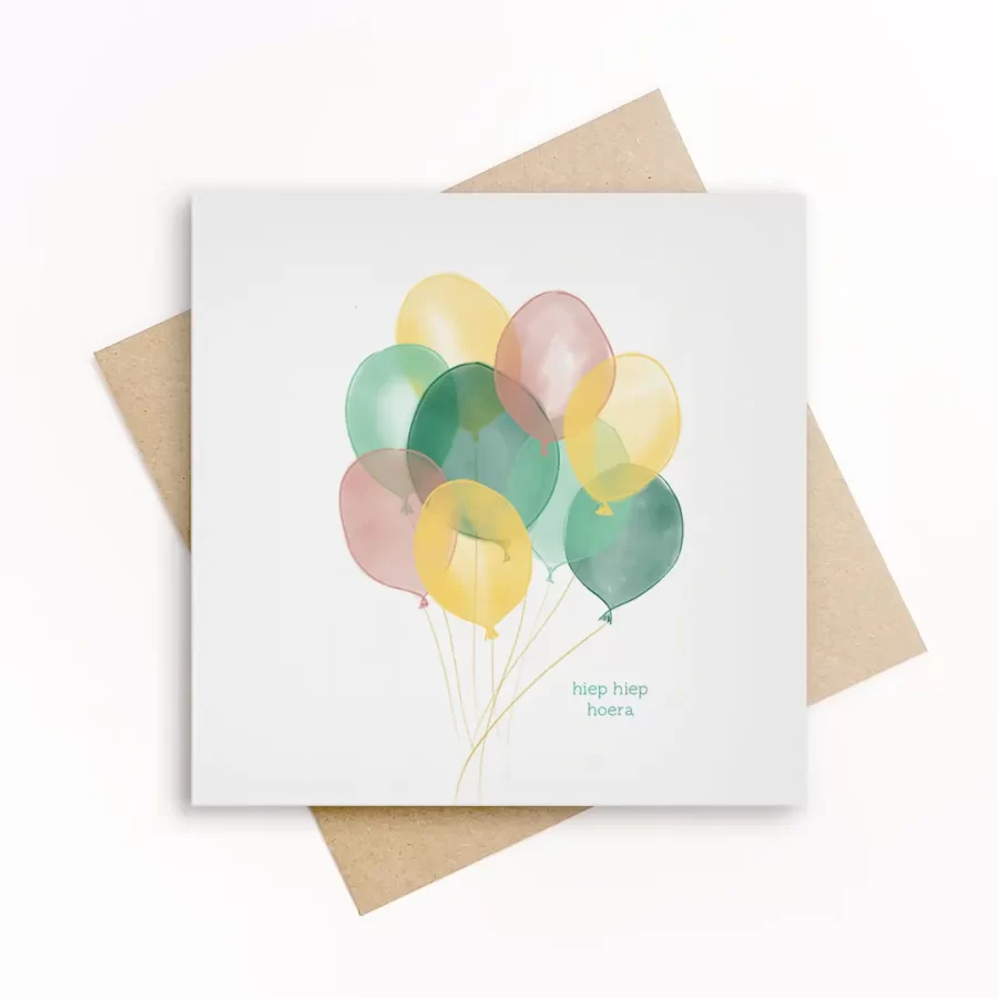 Eco-friendly felicitatiekaart met transparant geïllustreerde ballonnen in groen, geel en roze tinten en de tekst hiep hiep hoera, op wit papier met kraft envelop.