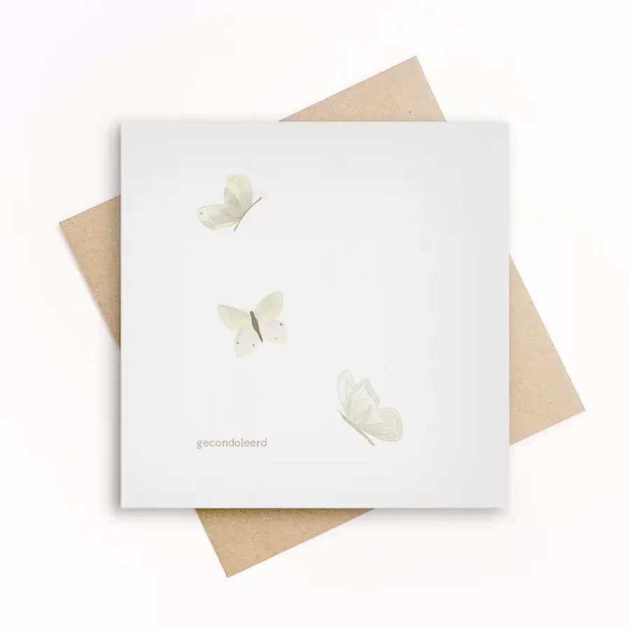 Eco-friendly condoleancekaart met drie zacht geïllustreerde witte vlinders en de tekst gecondoleerd, op wit papier met kraft envelop.