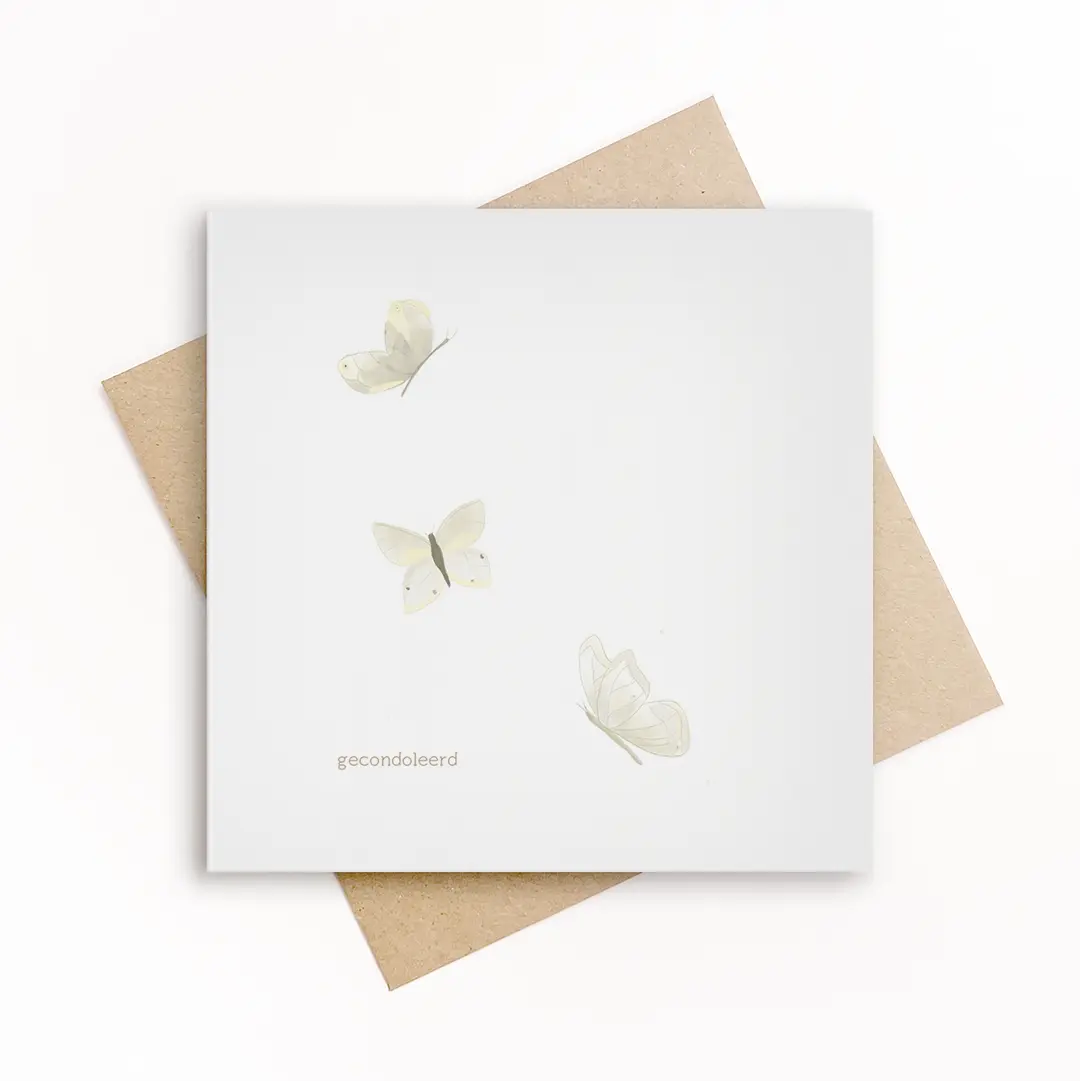 Eco-friendly condoleancekaart met drie zacht geïllustreerde witte vlinders en de tekst gecondoleerd, op wit papier met kraft envelop.