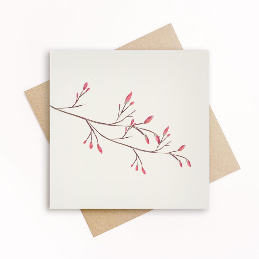 Eco-friendly wenskaart met een verfijnde tak met roze bloesemknoppen op wit papier, met kraft envelop.