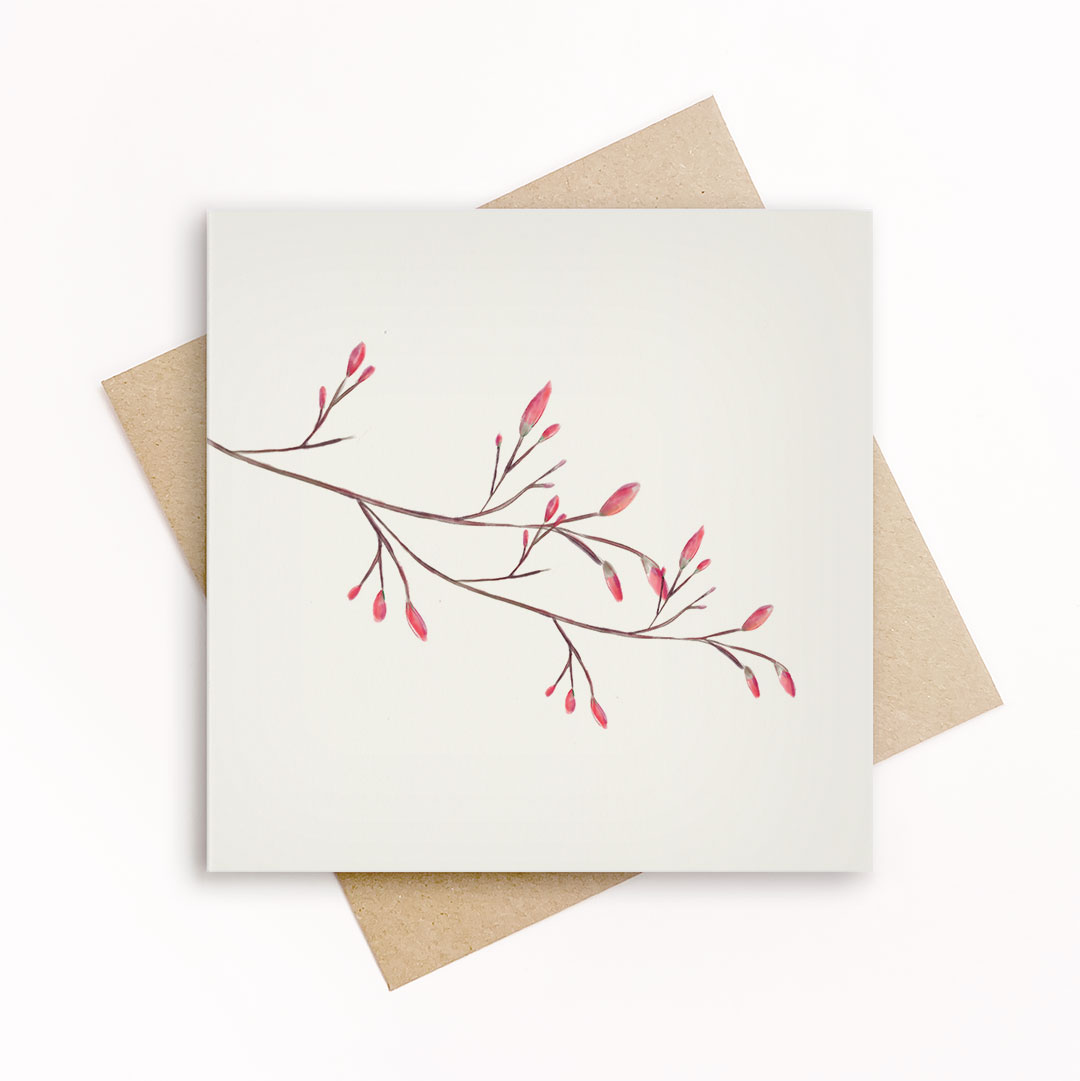 Eco-friendly wenskaart met een verfijnde tak met roze bloesemknoppen op wit papier, met kraft envelop.