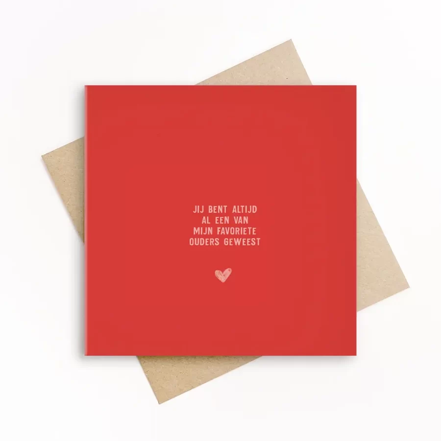 Eco-friendly wenskaart met rode achtergrond, witte typografie en de tekst jij bent altijd al een van mijn favoriete ouders geweest, met klein hartje en kraft envelop.