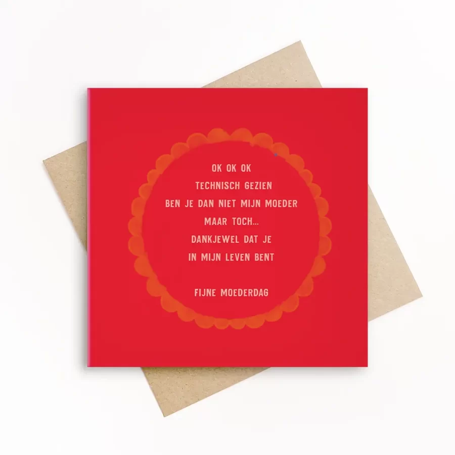 Eco-friendly moederdagkaart met rode achtergrond, cirkelillustratie en de tekst technisch gezien ben je niet mijn moeder maar toch, dankjewel dat je in mijn leven bent, fijne moederdag, met kraft envelop.