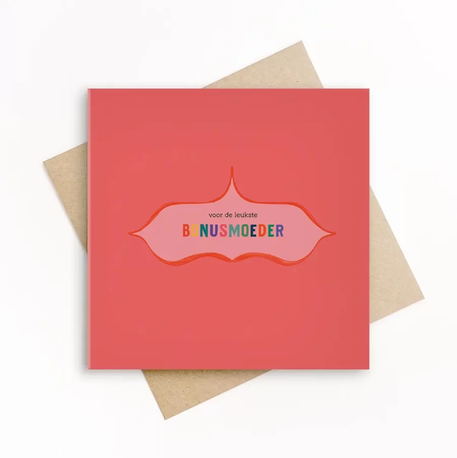 Eco-friendly wenskaart met roze achtergrond, sierlijke omlijning en de tekst voor de leukste bonusmoeder, met kraft envelop.