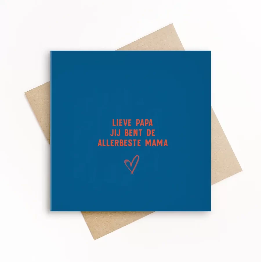 Eco-friendly wenskaart met donkerblauwe achtergrond, oranje typografie en de tekst lieve papa jij bent de allerbeste mama, met klein hartje en kraft envelop.