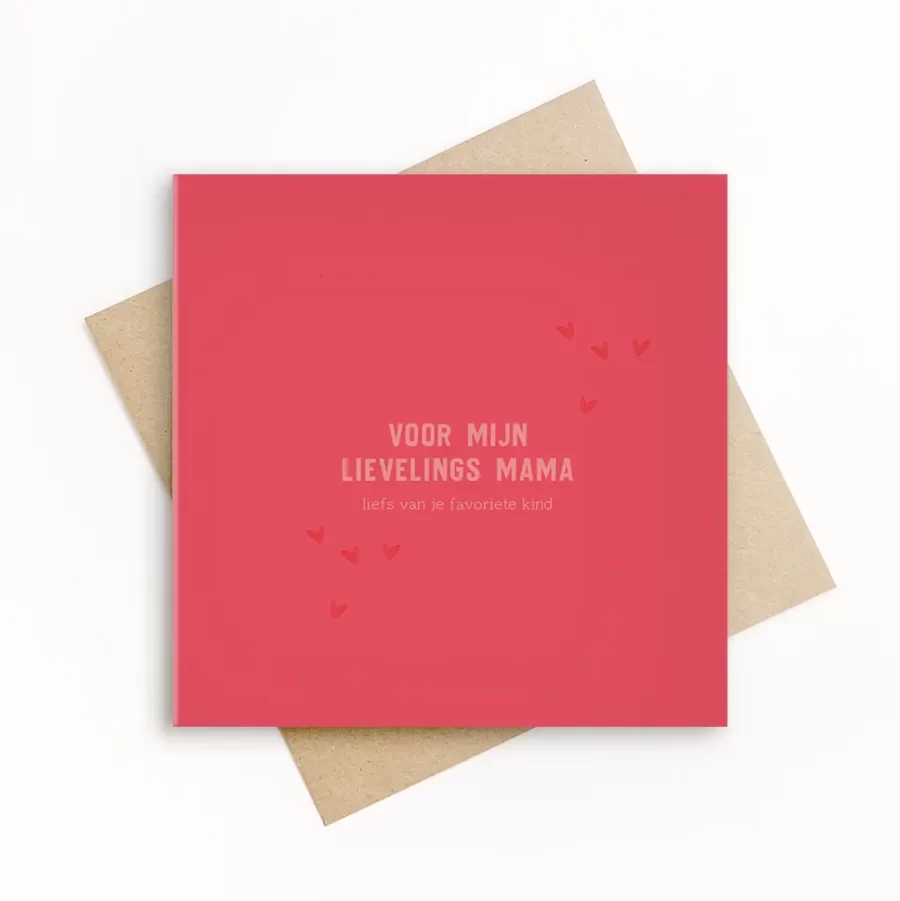 Eco-friendly wenskaart met roze achtergrond, kleine hartjes en de tekst voor mijn lievelingsmama liefs van je favoriete kind, met kraft envelop.