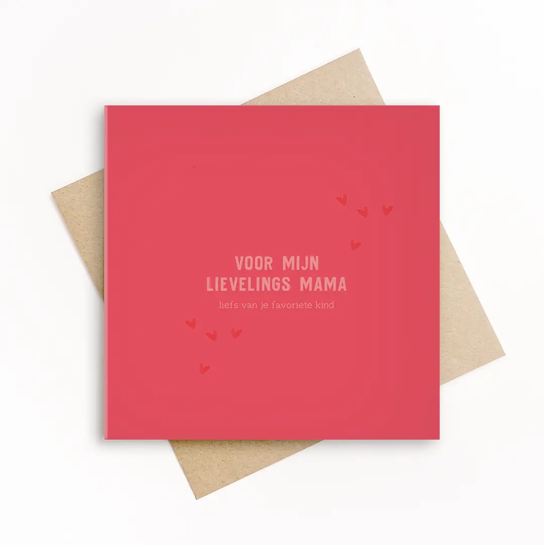 Eco-friendly wenskaart met roze achtergrond, kleine hartjes en de tekst voor mijn lievelingsmama liefs van je favoriete kind, met kraft envelop.
