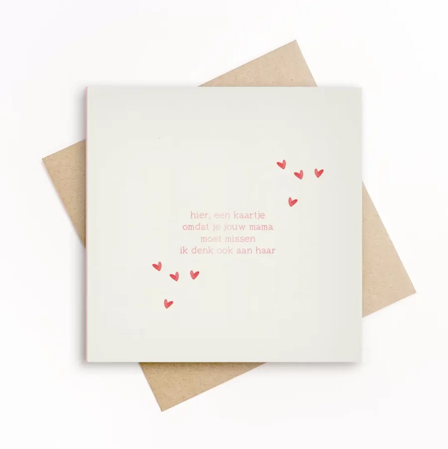 Eco-friendly wenskaart met witte achtergrond, kleine rode hartjes en de tekst: "hier, een kaartje omdat je jouw mama moet missen. Ik denk ook aan haar". Met kraft envelop.
