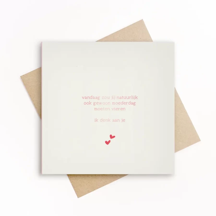 Eco-friendly moederdagkaart met witte achtergrond, kleine rode hartjes en de tekst vandaag zou jij ook gewoon moederdag moeten vieren, ik denk aan je, met kraft envelop.