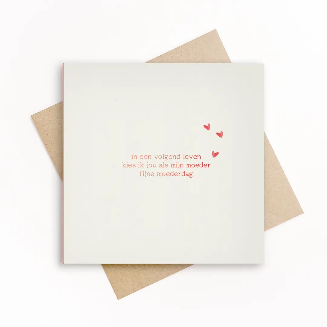 Moederdagkaart met off-white achtergrond, kleine rode hartjes en de tekst: in een volgend leven kies ik jou als mijn moeder, met gerecyclede kraft envelop.