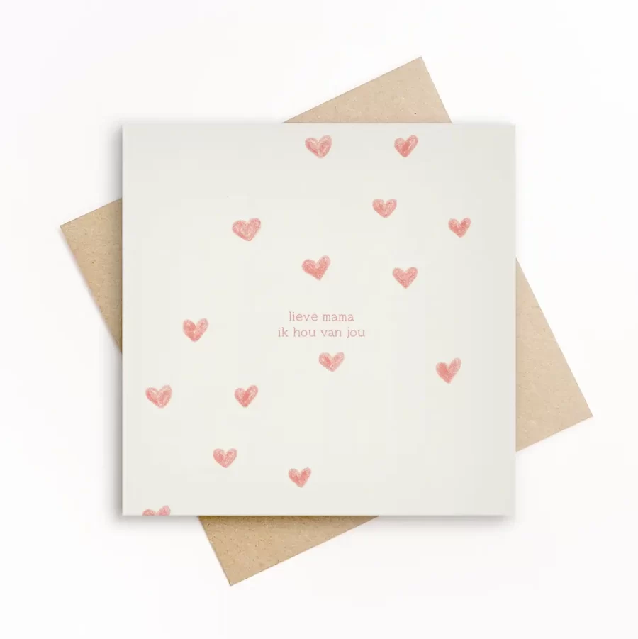 Wenskaart met off-white achtergrond, kleine roze hartjes en de tekst lieve mama ik hou van jou, met gerecyclede kraft envelop.