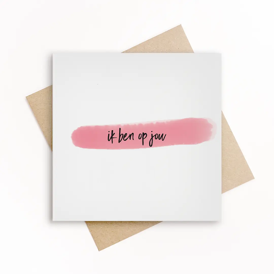Minimalistische wenskaart met de tekst ik ben op jou in handgeschreven letters op een roze penseelstreek, met gerecyclede kraft envelop.
