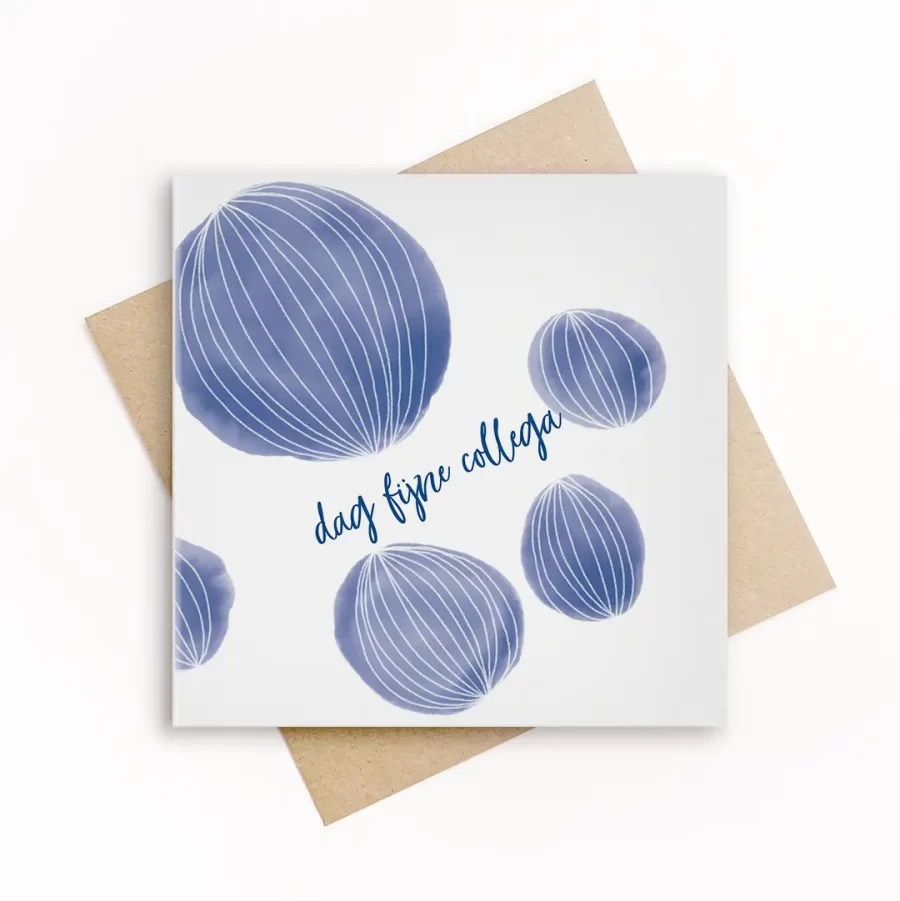 Wenskaart met een blauwe abstracte illustratie en de tekst “dag fijne collega”, minimalistische afscheid kaart met kraft envelop