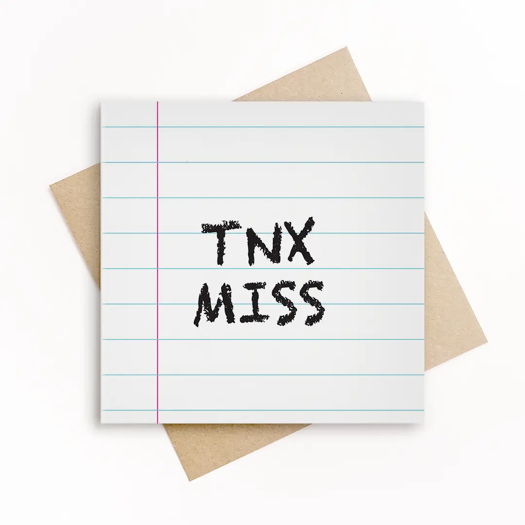 Wenskaart met gelinieerd papier en de tekst “TNX MISS” in zwarte handgeschreven letters