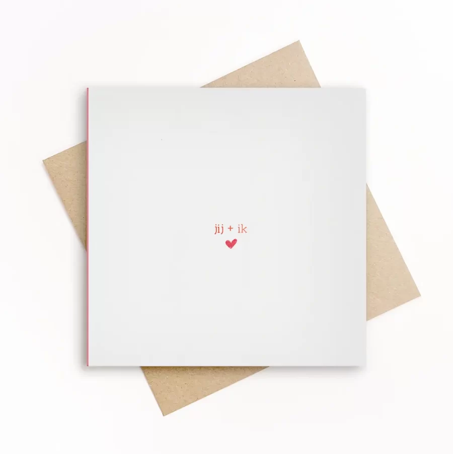 Witte minimalistische wenskaart met kleine rode tekst jij + ik en een hartje, Grafiquelien