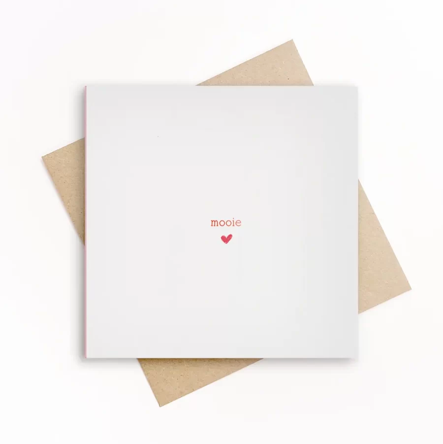 Minimalistische wenskaart met de tekst “mooie” en een klein rood hartje op een witte achtergrond