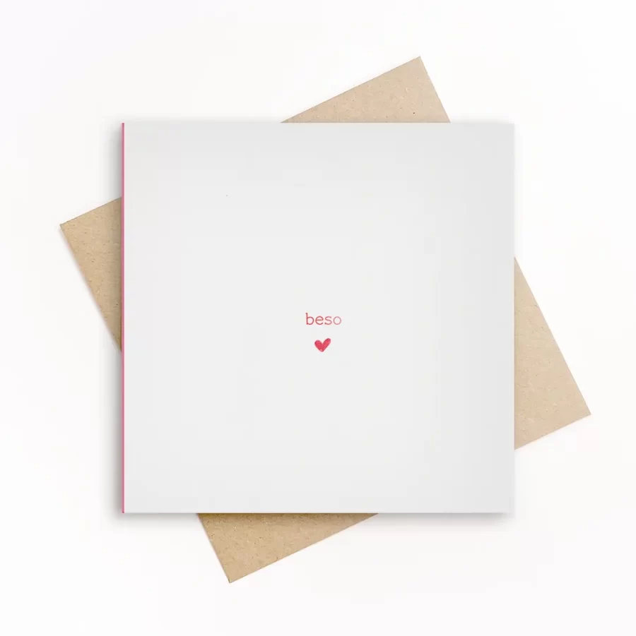 Minimalistische wenskaart met de tekst “beso” en een klein rood hartje op witte achtergrond