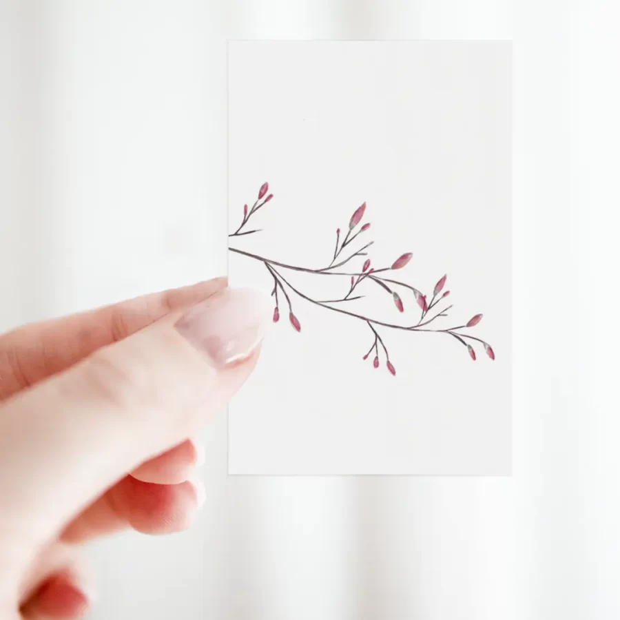 Duurzaam bloemenkaartje met roze bloesemtak in knop, hand geïllustreerd, gedrukt op FSC-papier. Ontwerp Carolien Koopman, Grafiquelien