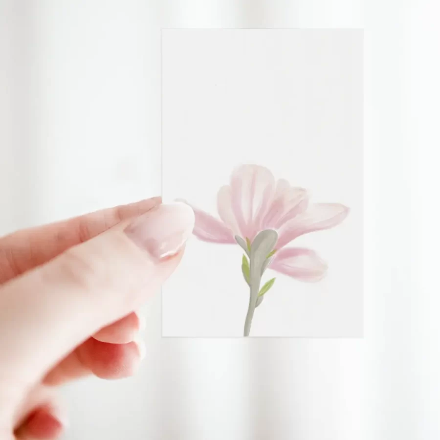 Duurzaam bloemenkaartje met zachte roze magnolia bloem – hand geïllustreerd mini kaartje op FSC-papier van Grafiquelien