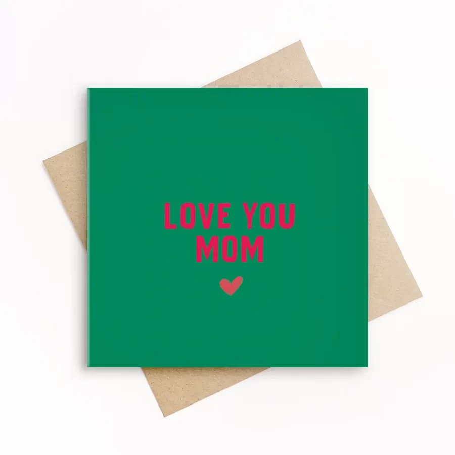 Groene wenskaart met roze tekst “Love You Mom” en klein hartje – vierkante moederkaart van Grafiquelien