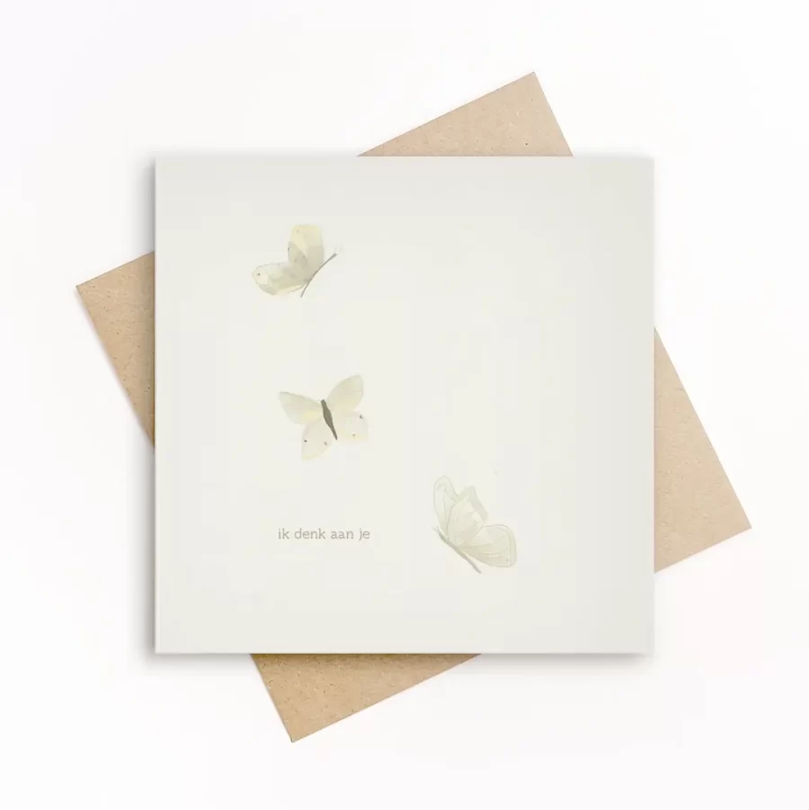 Wenskaart met witte vlinders en tekst ik denk aan je