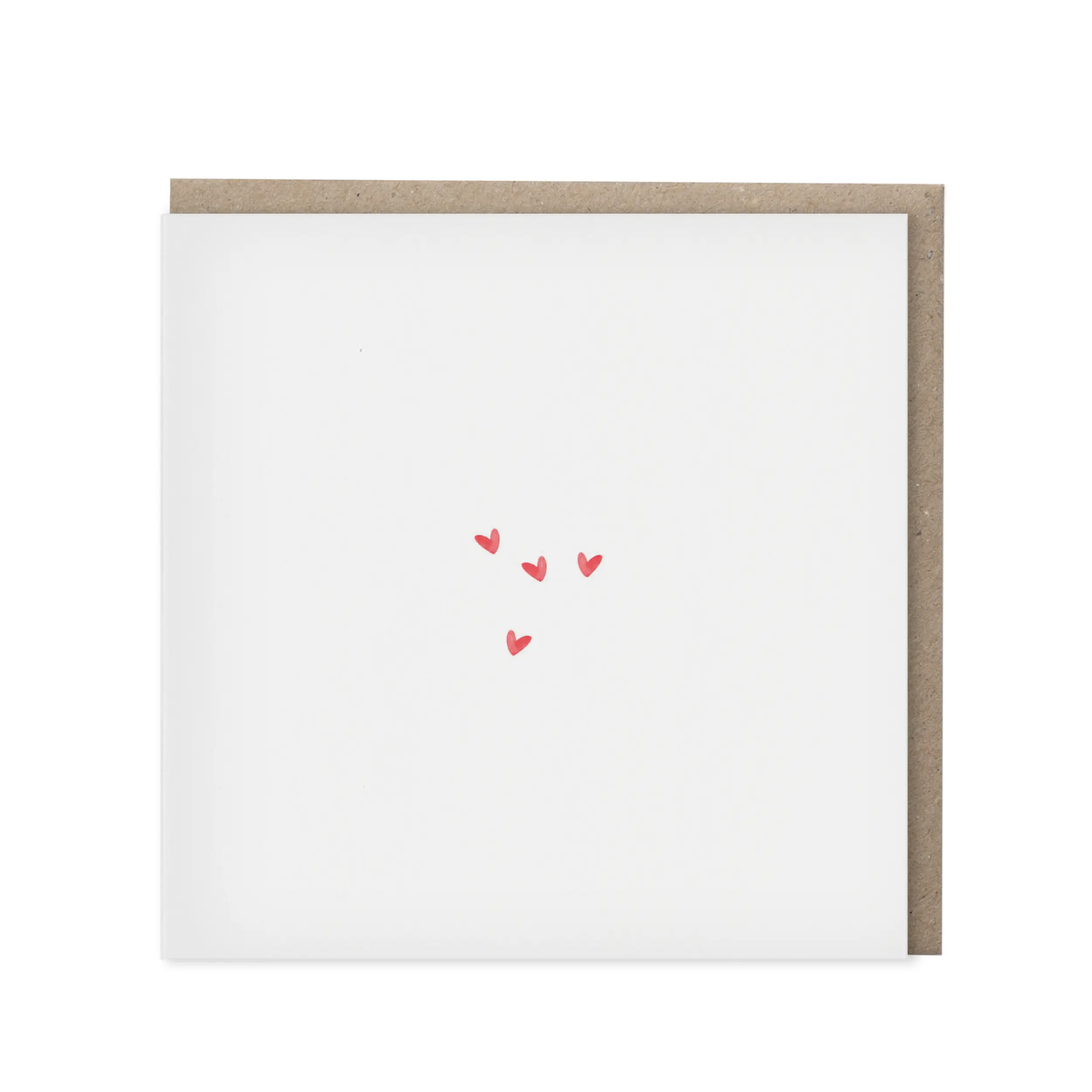 Vierkante wenskaart met vier kleine rode aquarel hartjes op een wit vlak, met kraft envelop op de achtergrond