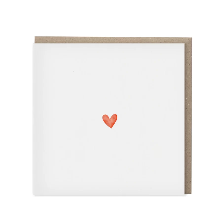 Vierkante wenskaart met één klein rood aquarel hartje gecentreerd op een wit vlak, met kraft envelop op de achtergrond