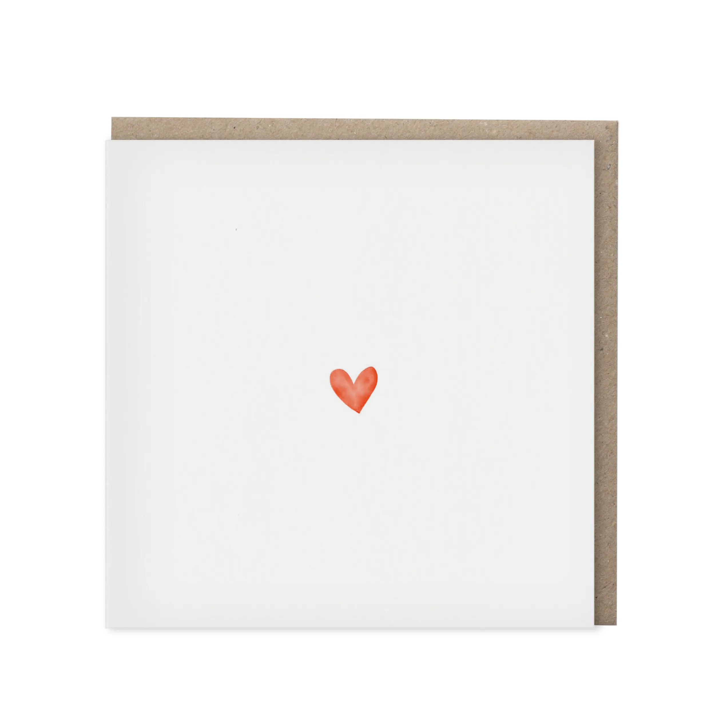 Vierkante wenskaart met één klein rood aquarel hartje gecentreerd op een wit vlak, met kraft envelop op de achtergrond