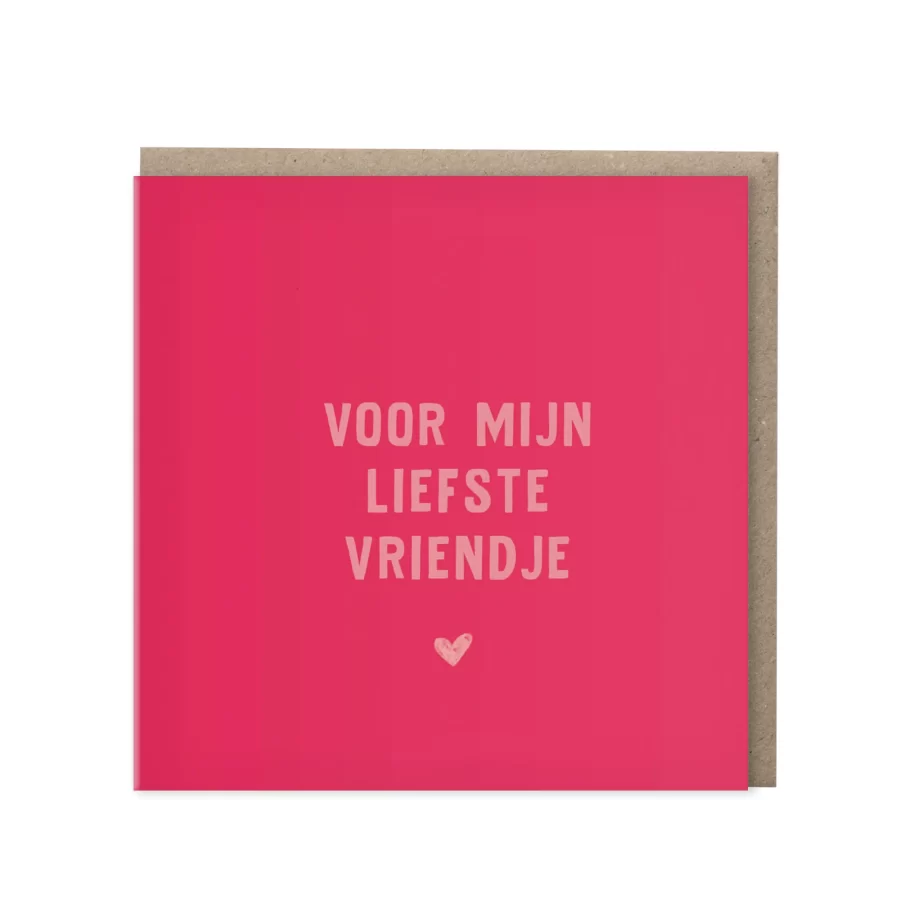 Felroze vierkante wenskaart met de tekst Voor mijn liefste vriendje in lichtroze blokletters en een klein hartje, met kraft envelop op de achtergrond