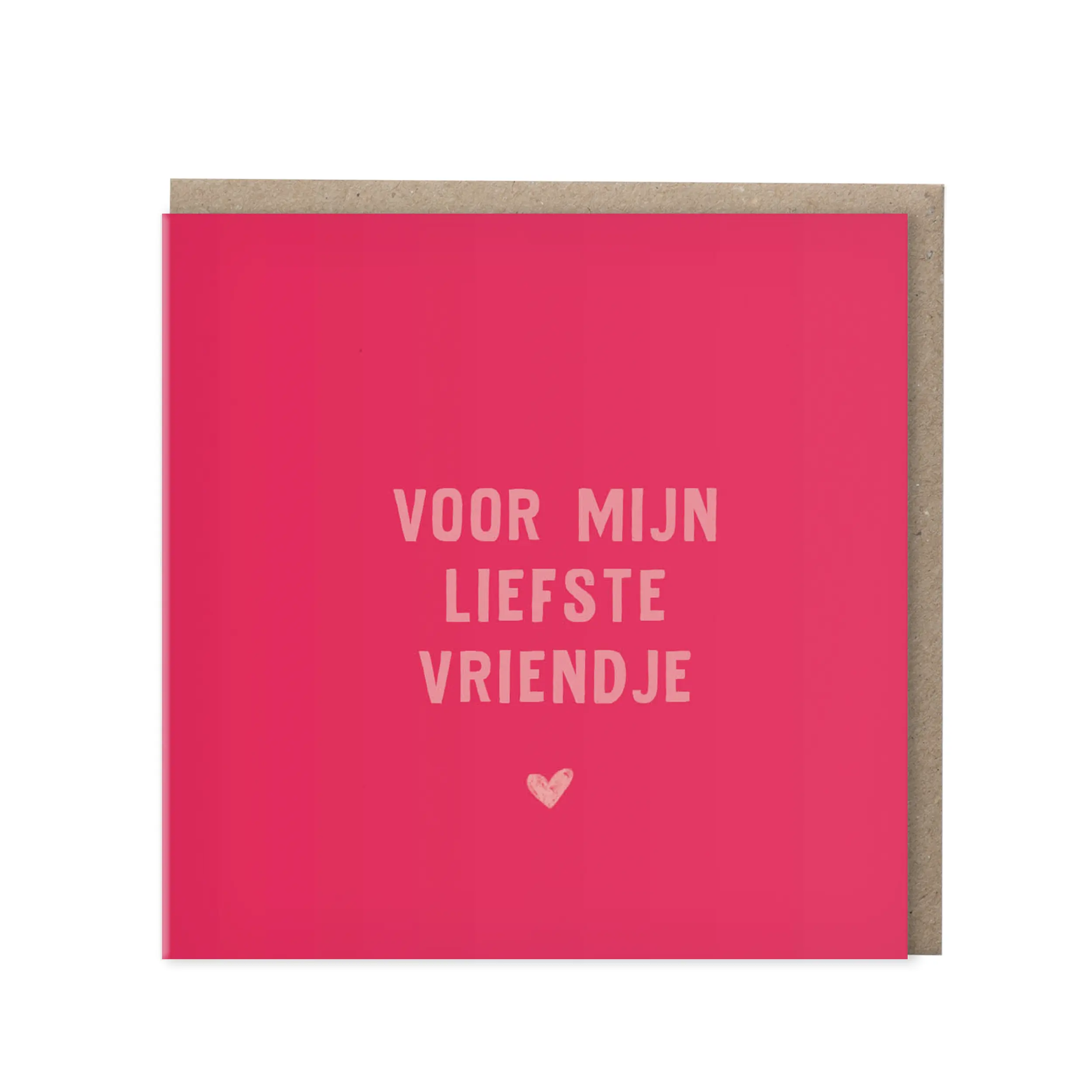 Felroze vierkante wenskaart met de tekst Voor mijn liefste vriendje in lichtroze blokletters en een klein hartje, met kraft envelop op de achtergrond