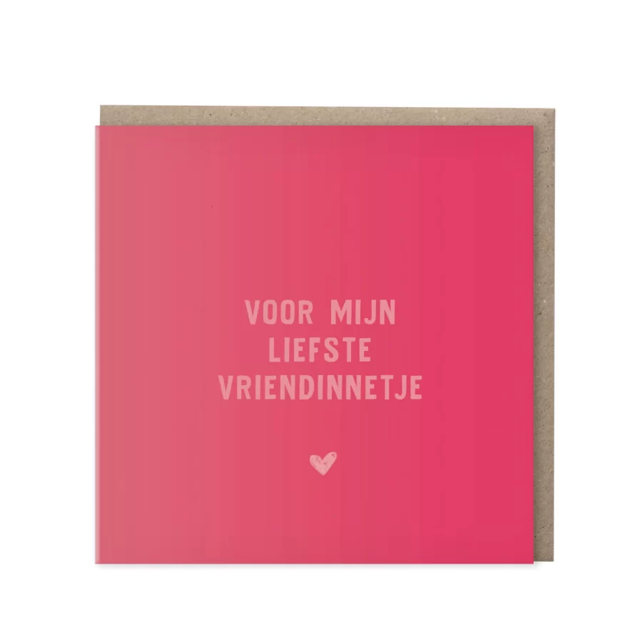 Felroze vierkante wenskaart met de tekst Voor mijn liefste vriendinnetje in lichtroze blokletters en een klein hartje, met kraft envelop op de achtergrond