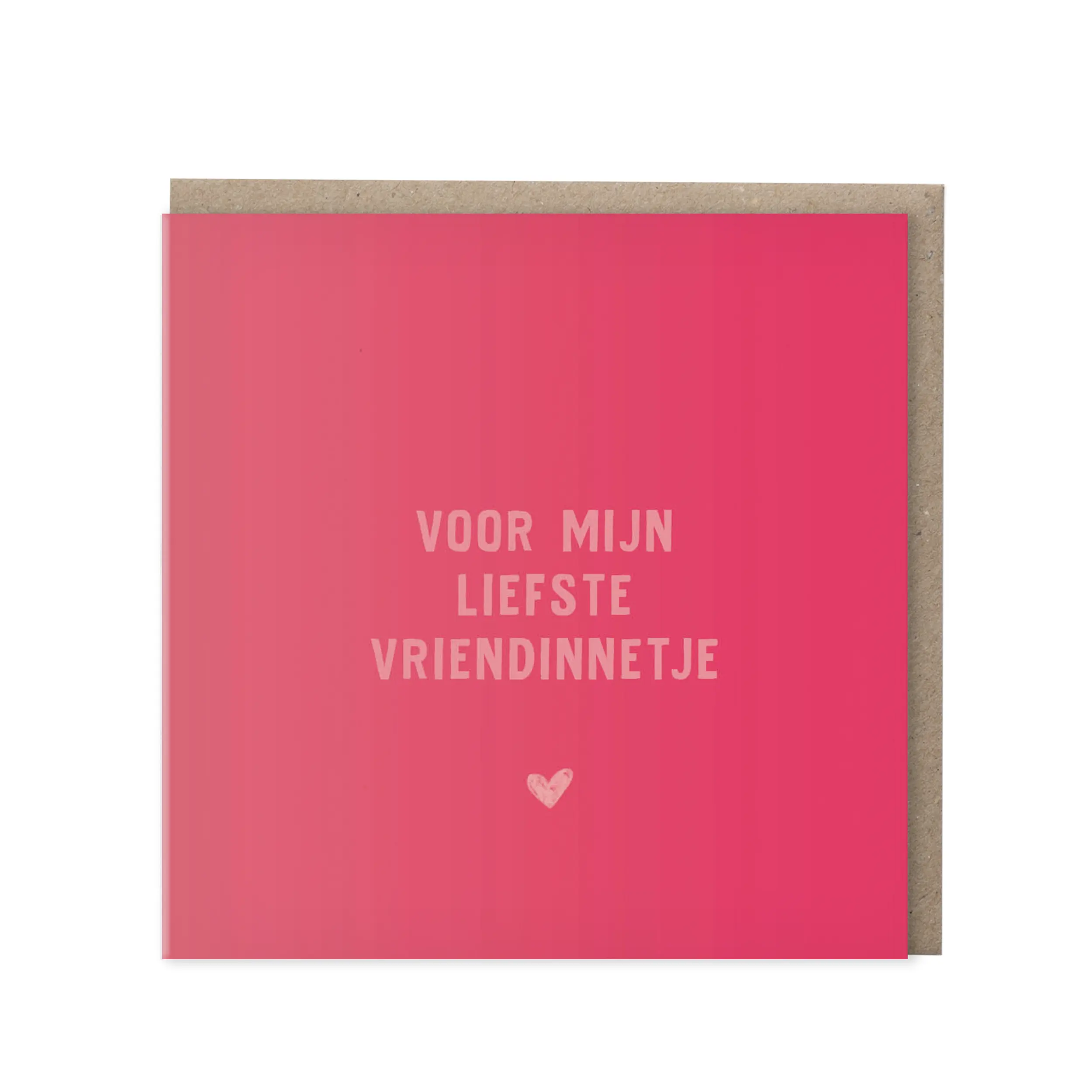Felroze vierkante wenskaart met de tekst Voor mijn liefste vriendinnetje in lichtroze blokletters en een klein hartje, met kraft envelop op de achtergrond