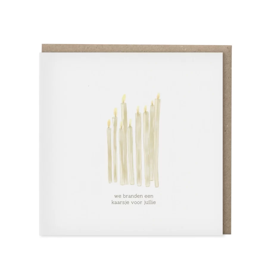 Vierkante wenskaart met aquarel geschilderde slanke kaarsen in goudbeige tinten en de tekst we branden een kaarsje voor jullie, met kraft envelop op de achtergrond
